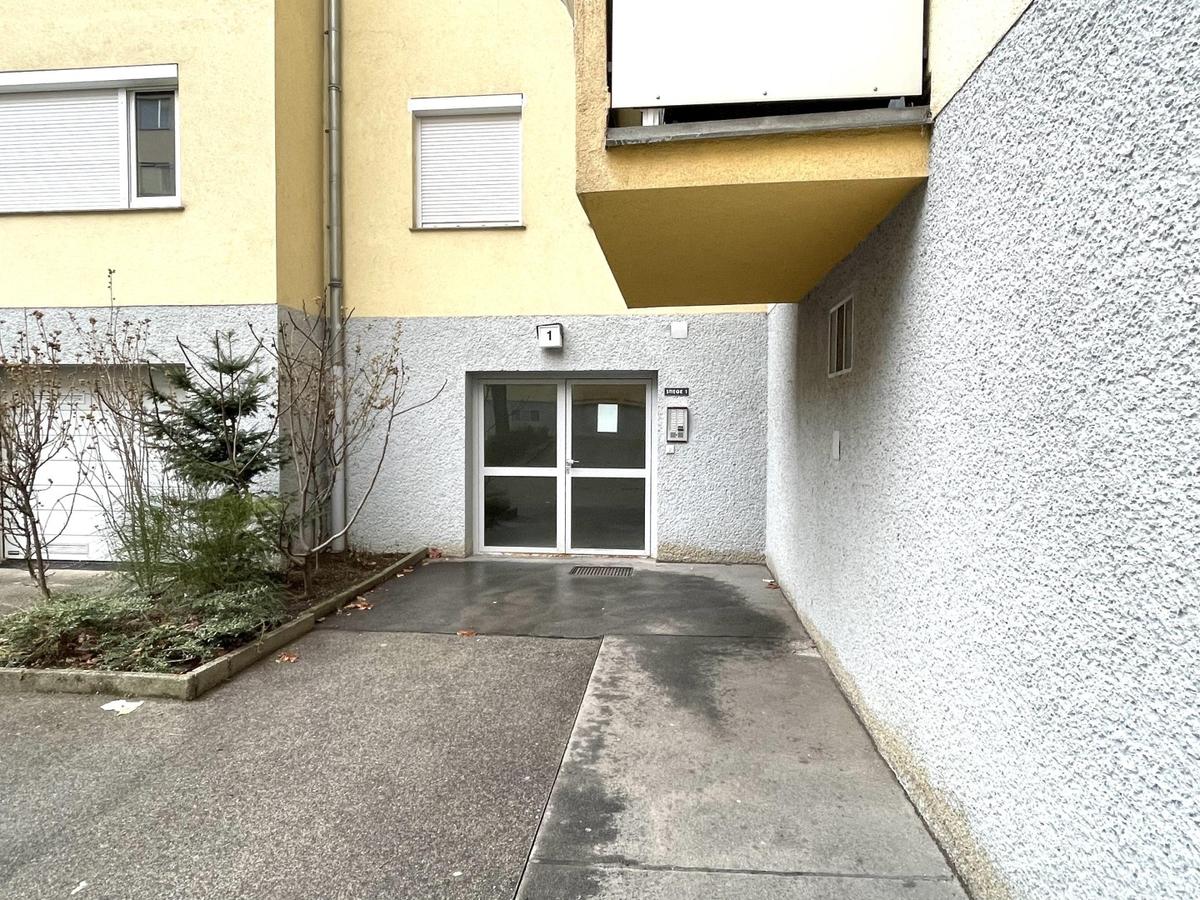 9 Eingang Hof