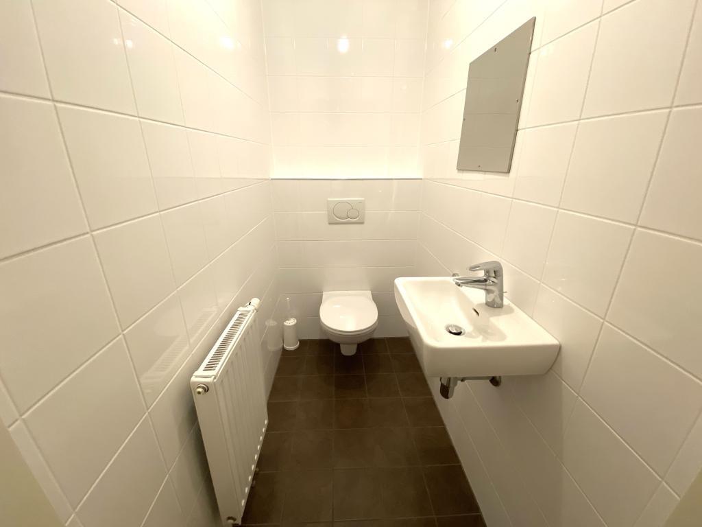 WC mit Waschbecken