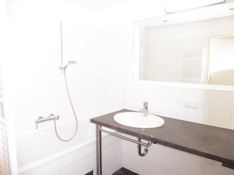 schickes Bad mit Wanne und Handtuchtrockner