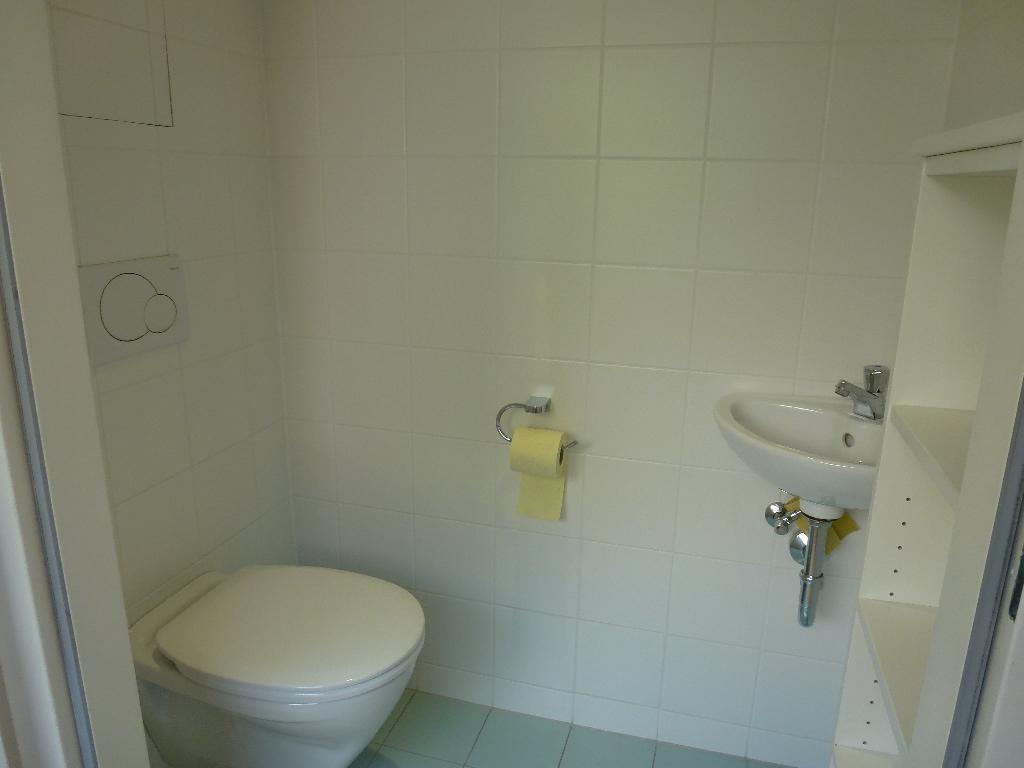 WC mit Waschbecken