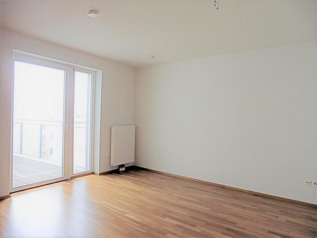 Wohnzimmer, Blick zum Balkon