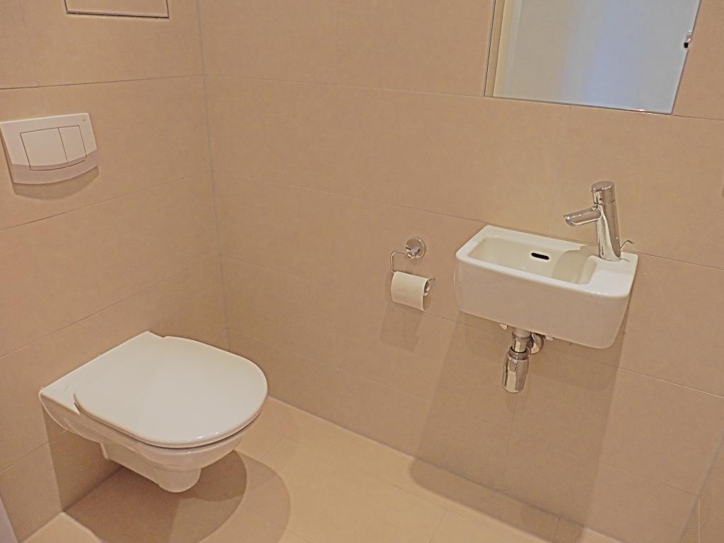 WC mit Waschbecken