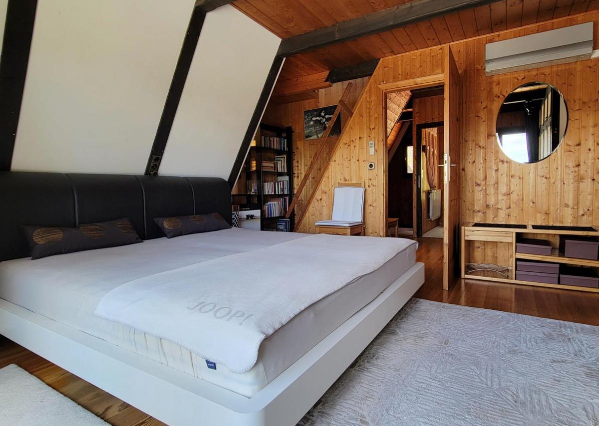 11. Zimmer_OG_1 mit Aufgang zur Mansarde