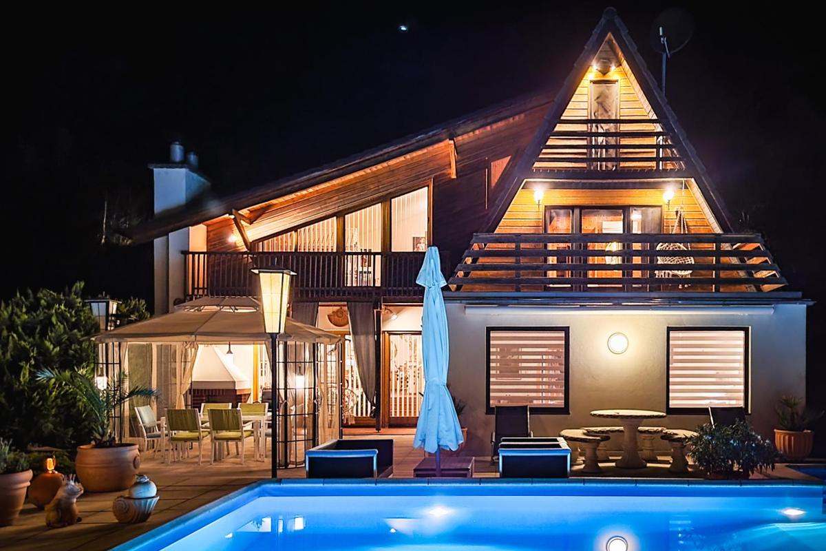 19. Hausansicht mit Pool bei Nacht