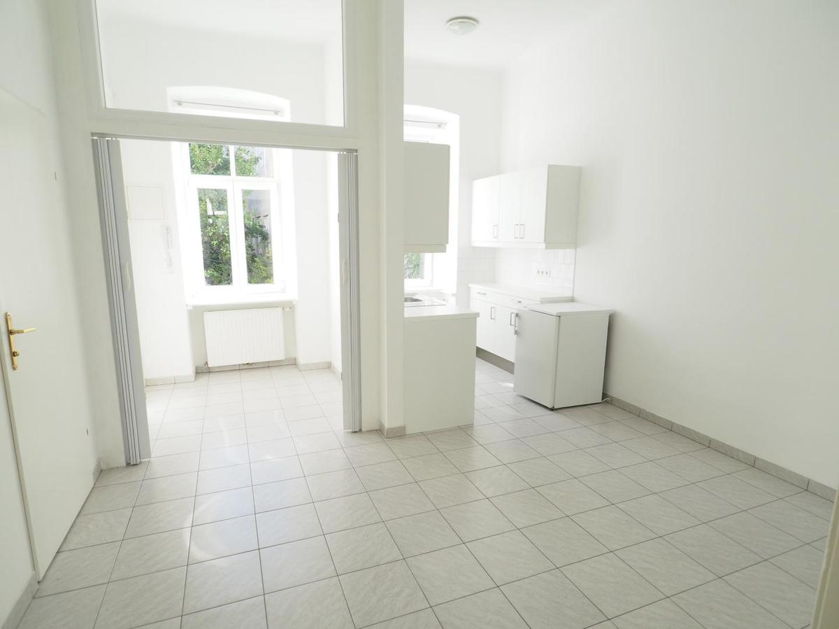 Blick gegen Wohnküche und Vorraum