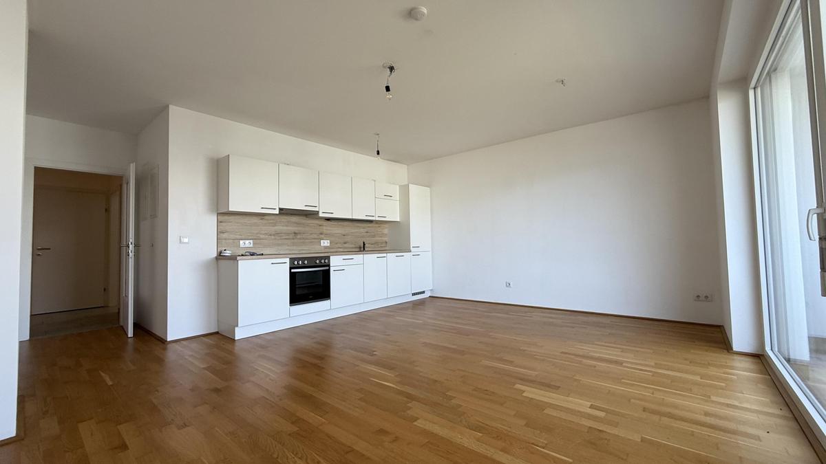 Wohnzimmer mit offener Küche