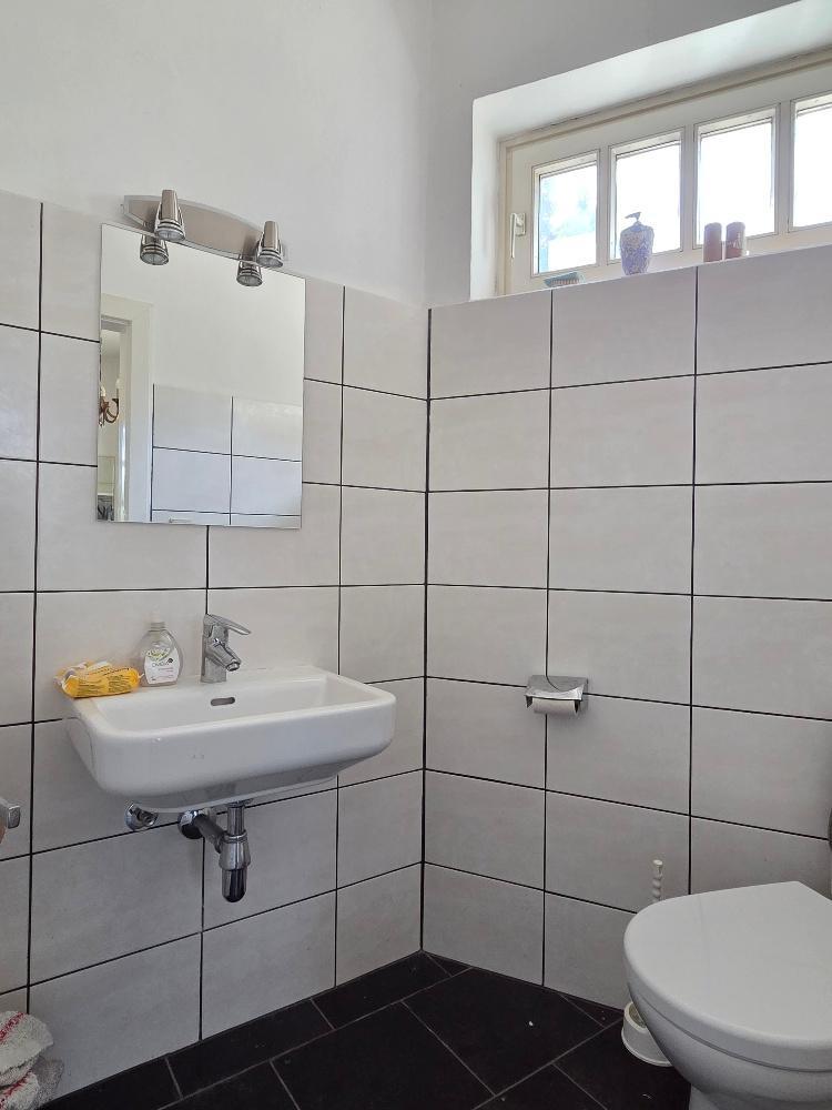 WC mit Handwaschbecken, EG