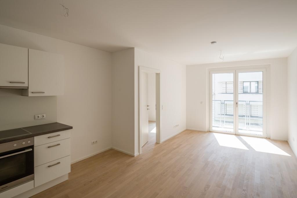großes Wohnzimmer, Blick zur Loggia