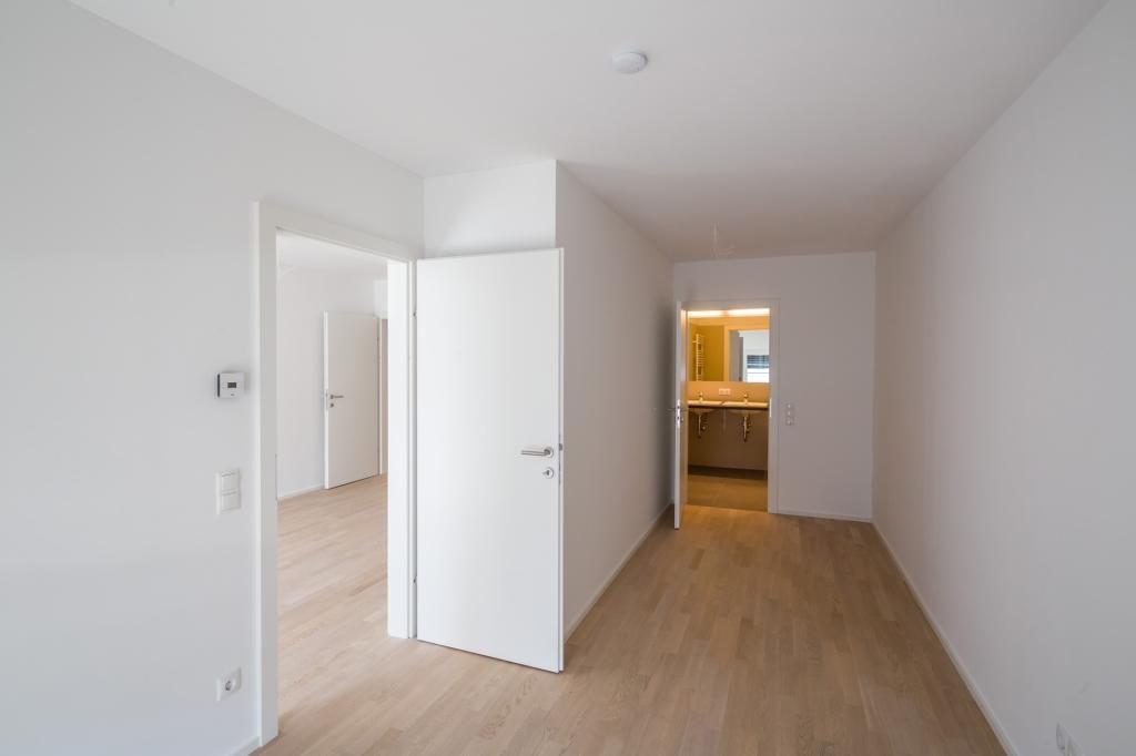 Schlafzimmer, Blick zum Bad