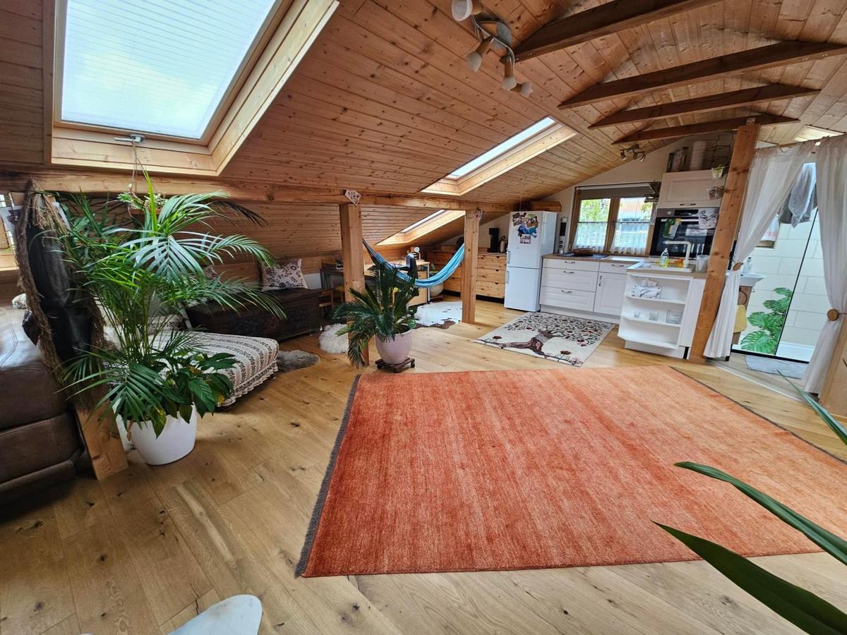 RENOVIERTES LOFT IM DACHGESCHOSS IN HOLZLEITEN