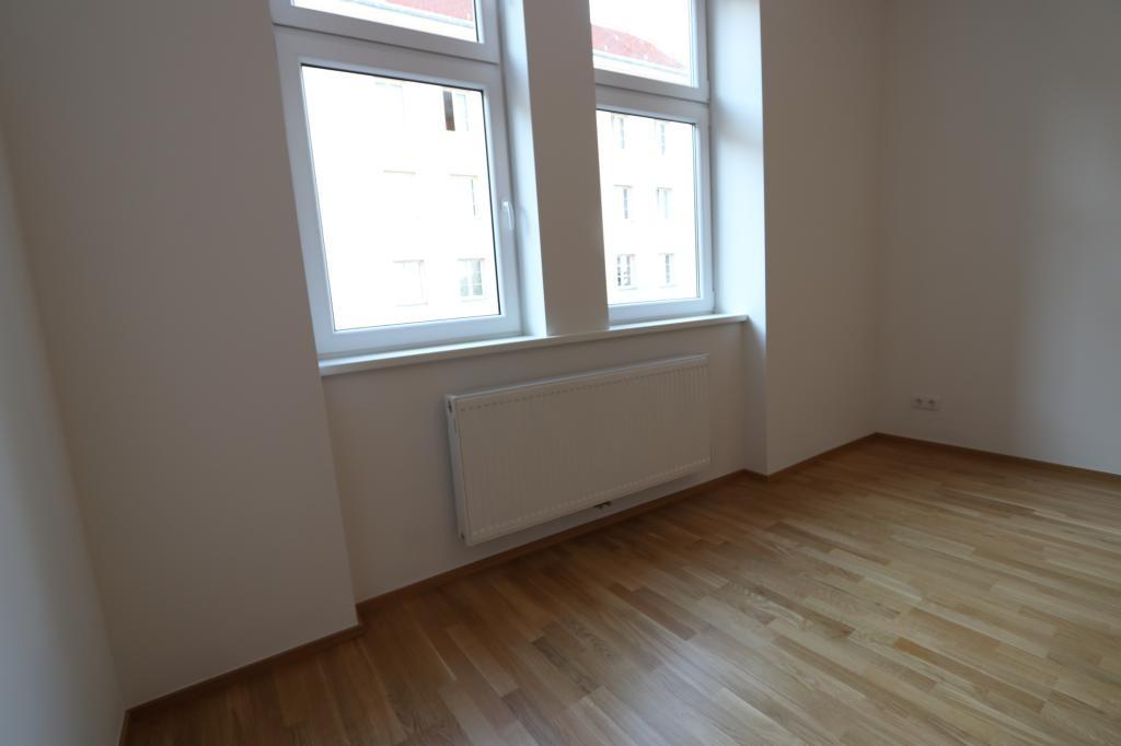 Fenster zur Gasse im Wohnzimmer