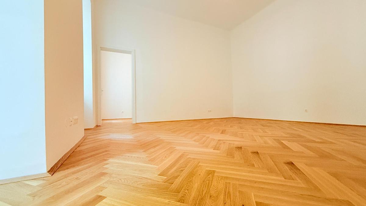 Wohnraum mit Ausgang auf den Balkon