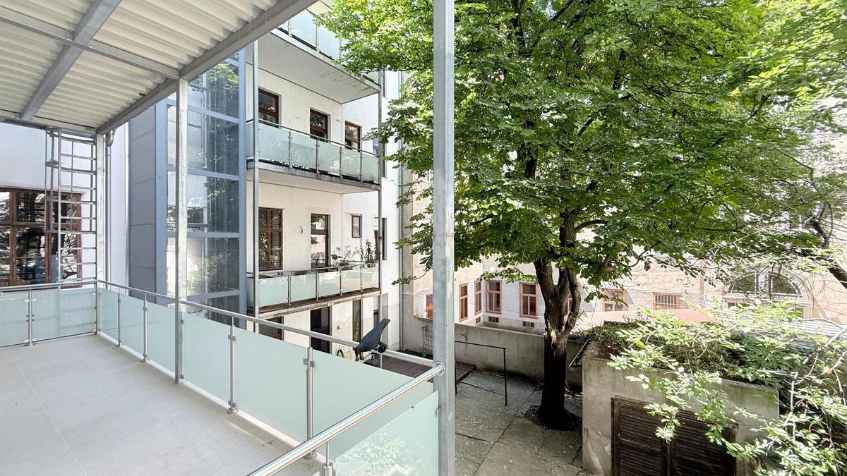 Balkon mit Baumblick