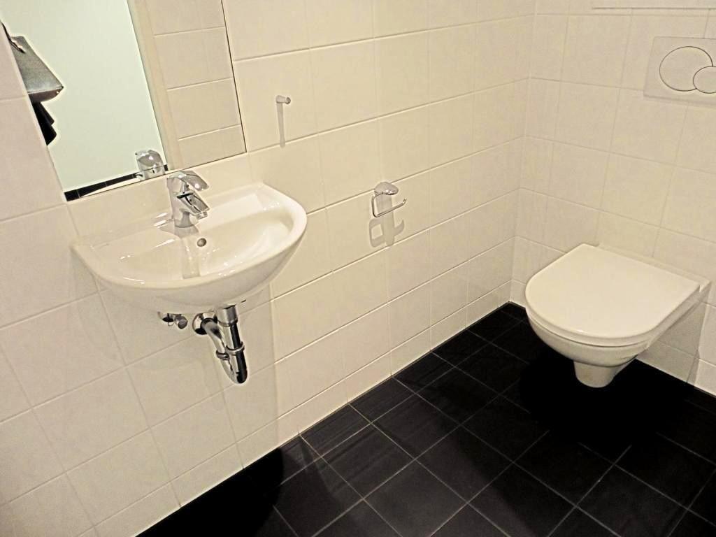 WC mit Waschbecken