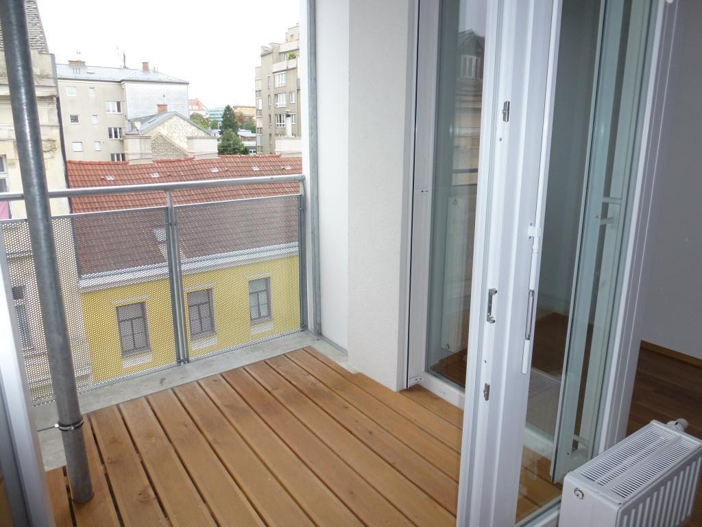 Loggia mit modernen Holzdielen