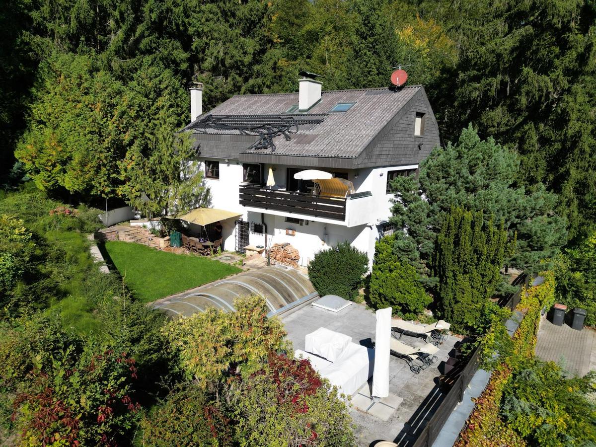 AUSSERGEWÖHNLICHES HAUS IN GRÜNRUHELAGE MIT POOL