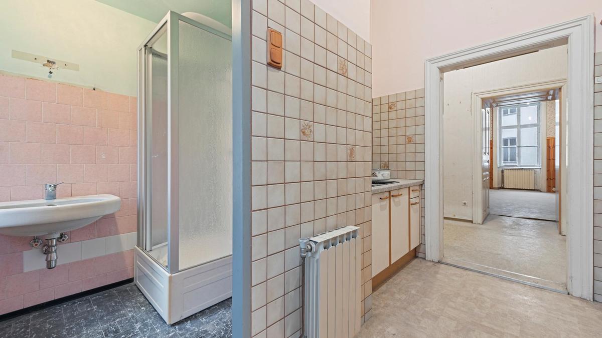 Küche mit Badezimmerblick