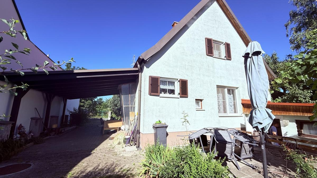 Haus, Terrasse und Carport