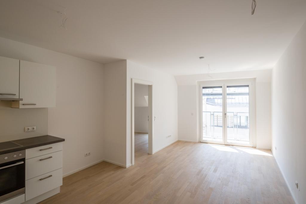 großes Wohnzimmer, Blick zur Loggia