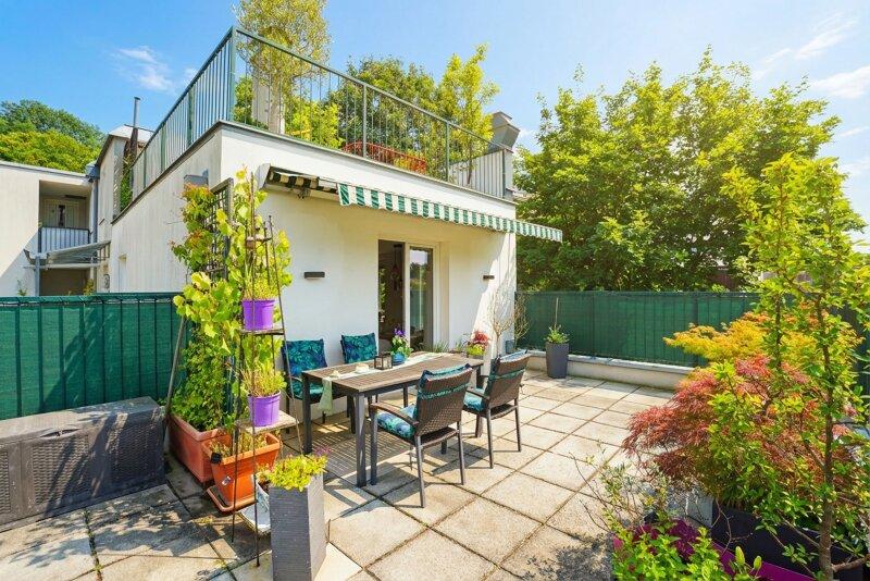 große Dachterrasse mit Blick ins Grüne und auf Schloss Laudo
