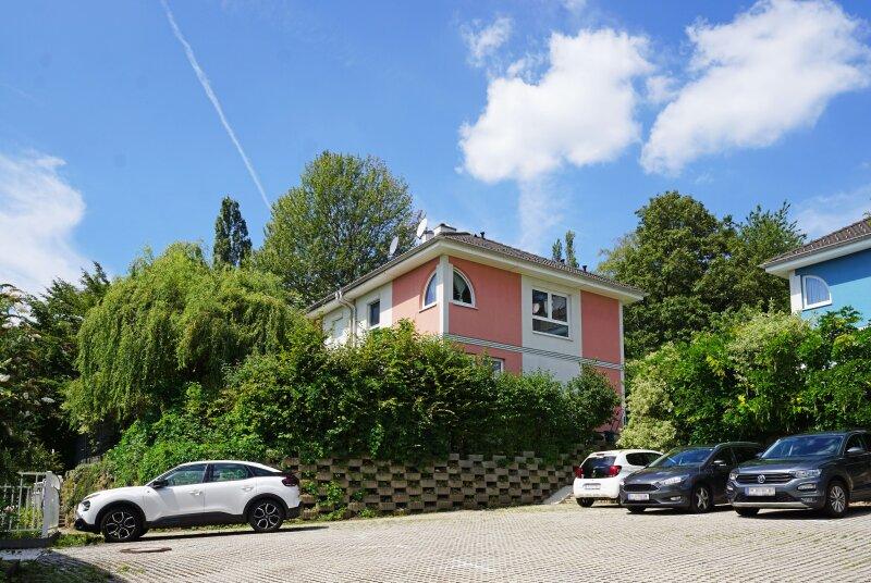 Hausansicht und Parkplatz