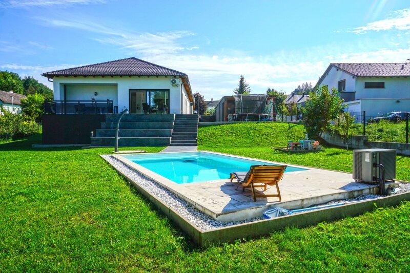 Garten mit Pool Richtung Haus