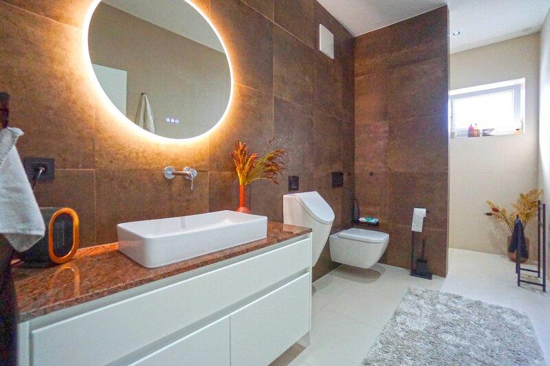 Badezimmer 2 mit Walk-In-Dusche, Pissoir und WC