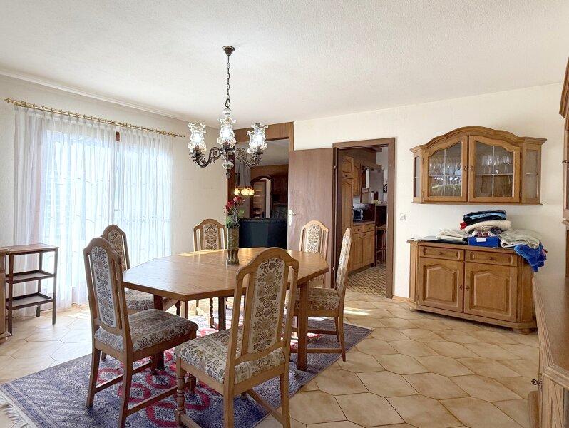 Esszimmer mit Ausgang zur Terrasse