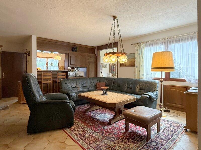 Wohnzimmer mit offener Küche