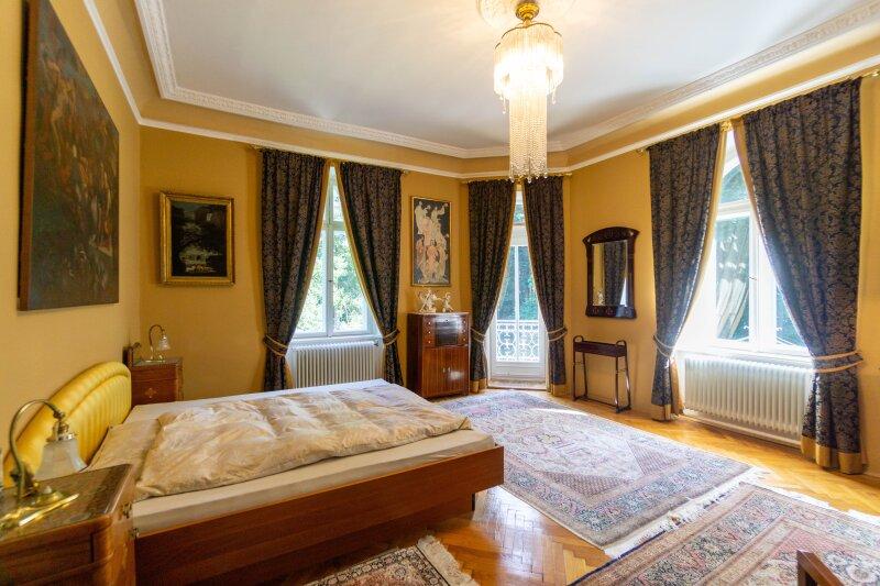 1. Stock: Zimmer mit Balkon