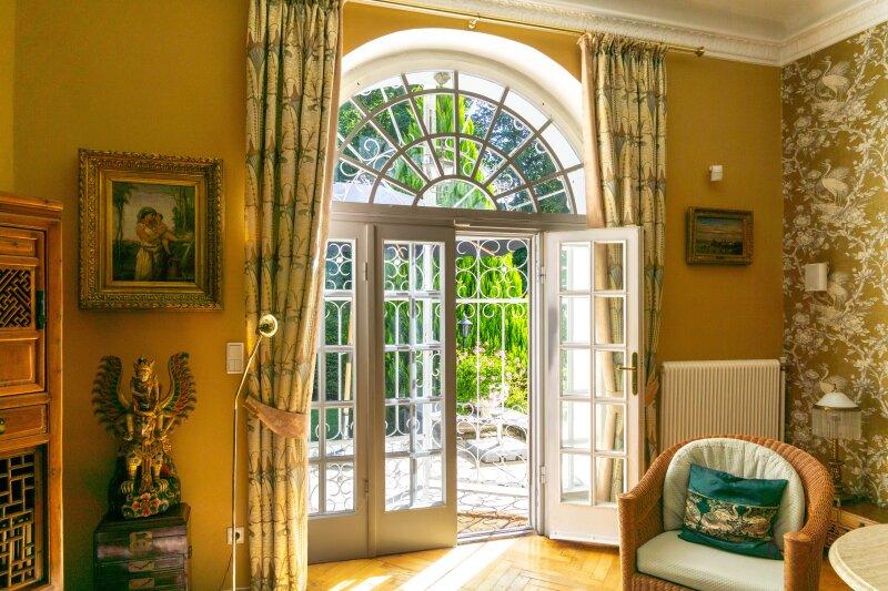 Erdgeschoß: Salon mit Terrasse