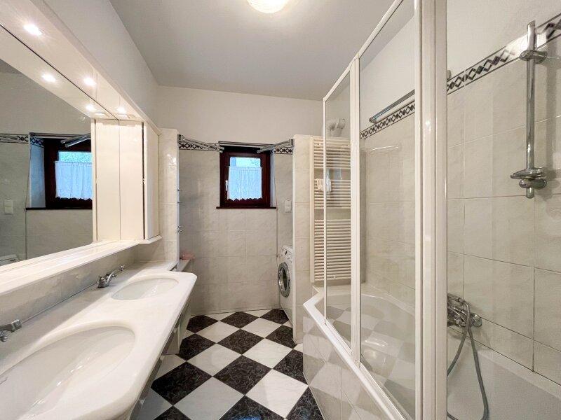 Badezimmer mit Wanne