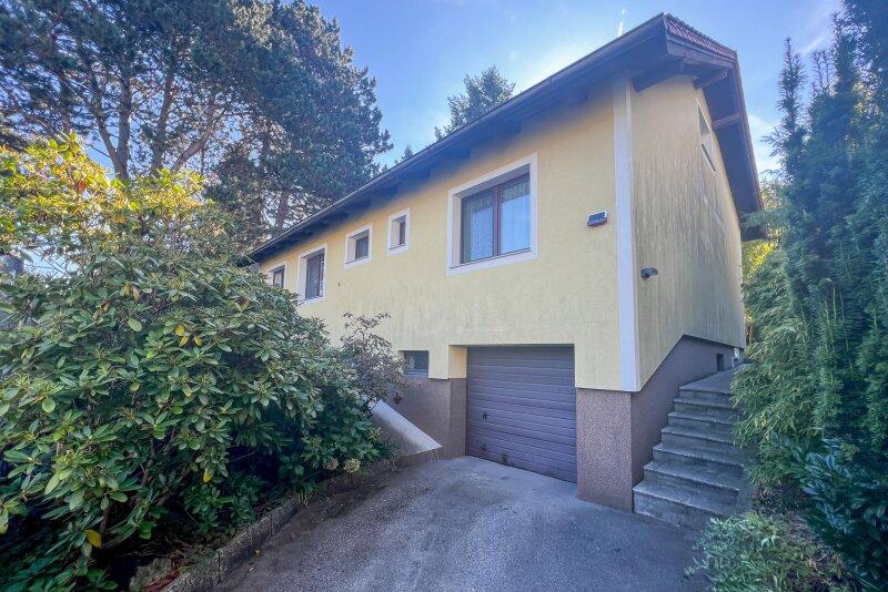 Hausansicht mit Garagenzufahrt