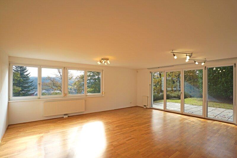 Wohnzimmer mit Fensterreihe nach Süden und Ausgang auf die T