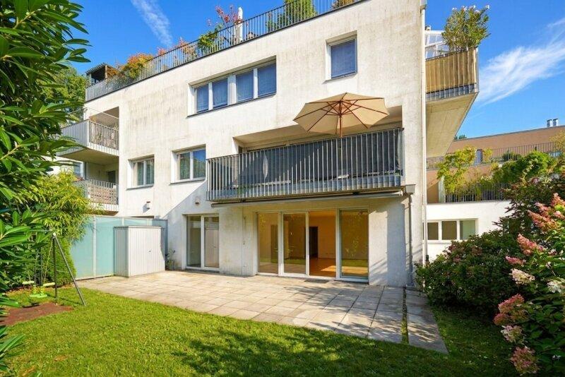 Hausansicht Gartenseite mit Terrasse