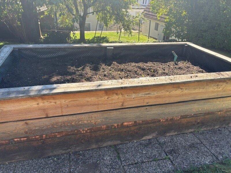Garten mit Hochbeet