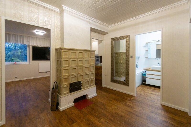 Vorraum mit praktischem Kachelofen