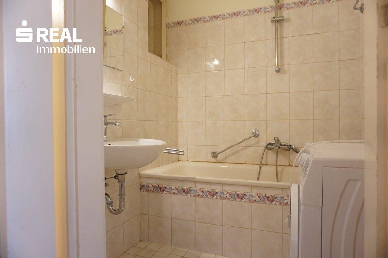 Bad mit Waschmaschinenanschluss und Lichthof