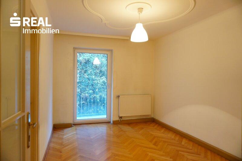 Zimmer mit Ausgang auf den Balkon