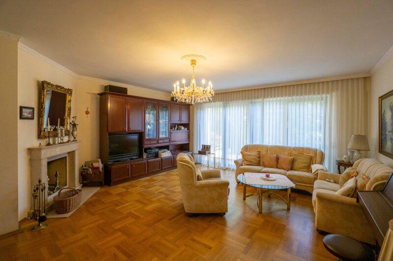 Wohnzimmer mit Kaminofen und Ausgang auf die Gartenterrasse