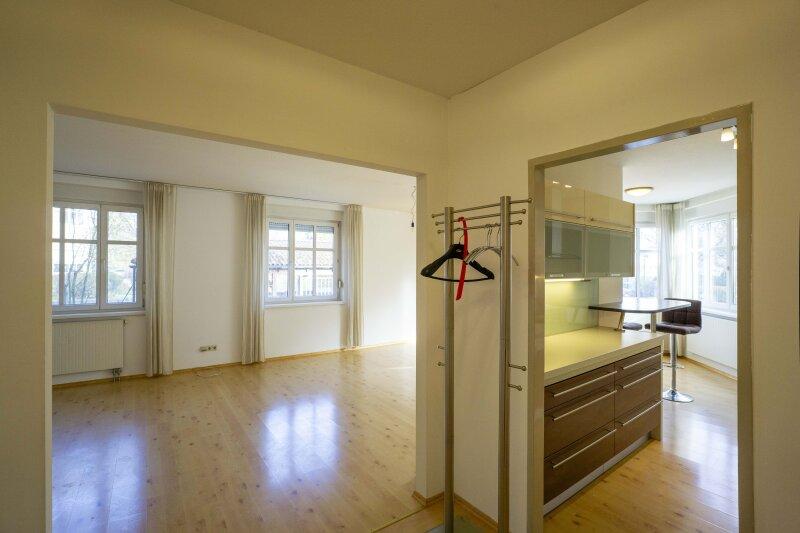 Blick vom Vorzimmer Richtung Wohnzimmer und Küche