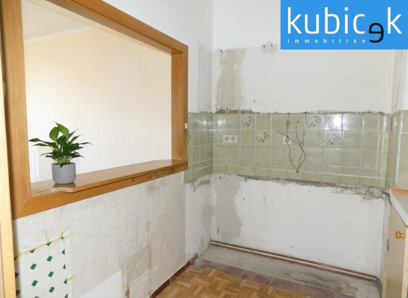 Küchenbereich mit Durchreiche