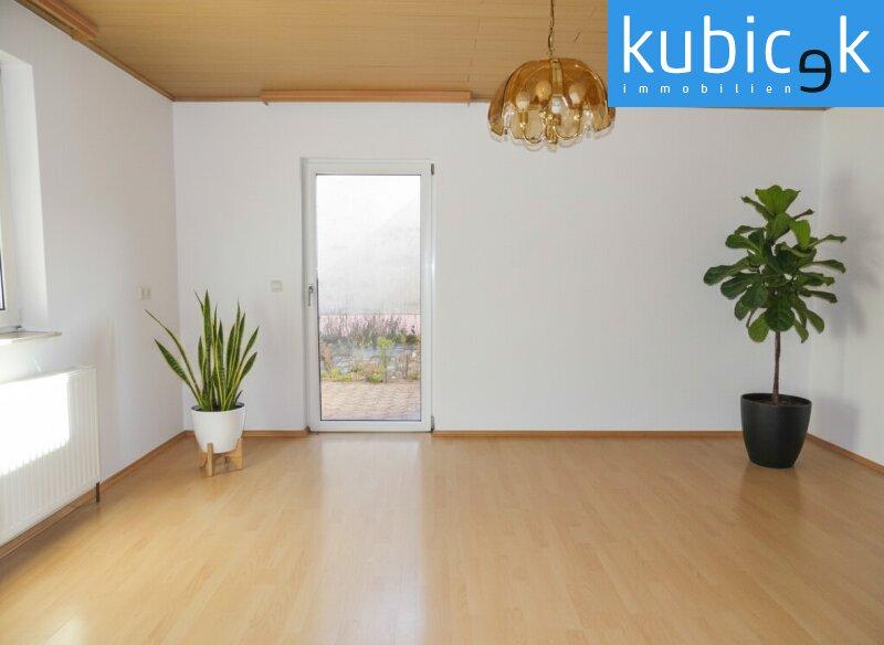 Wohnzimmer mit Ausgang in den Garten