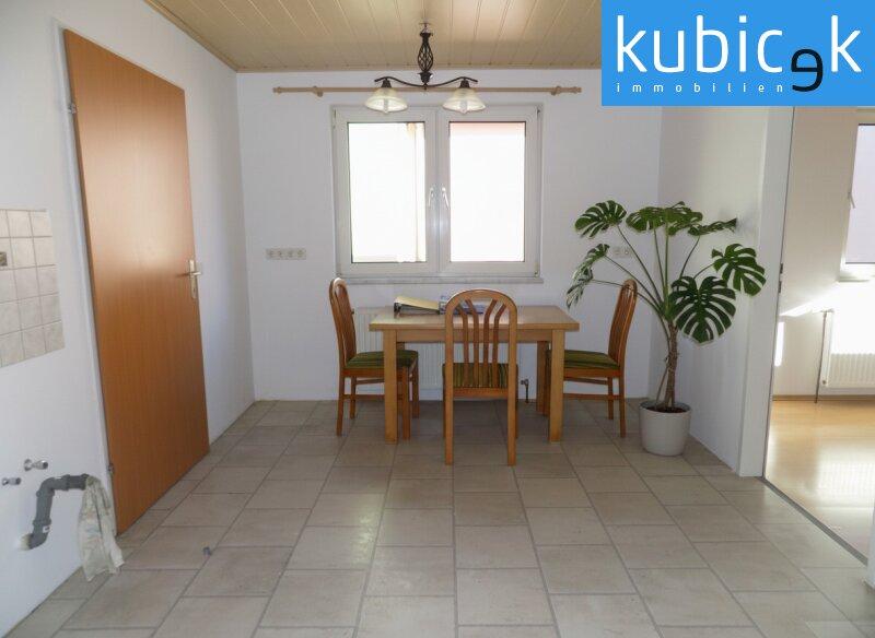 Küche mit Sitzmöglichkeit