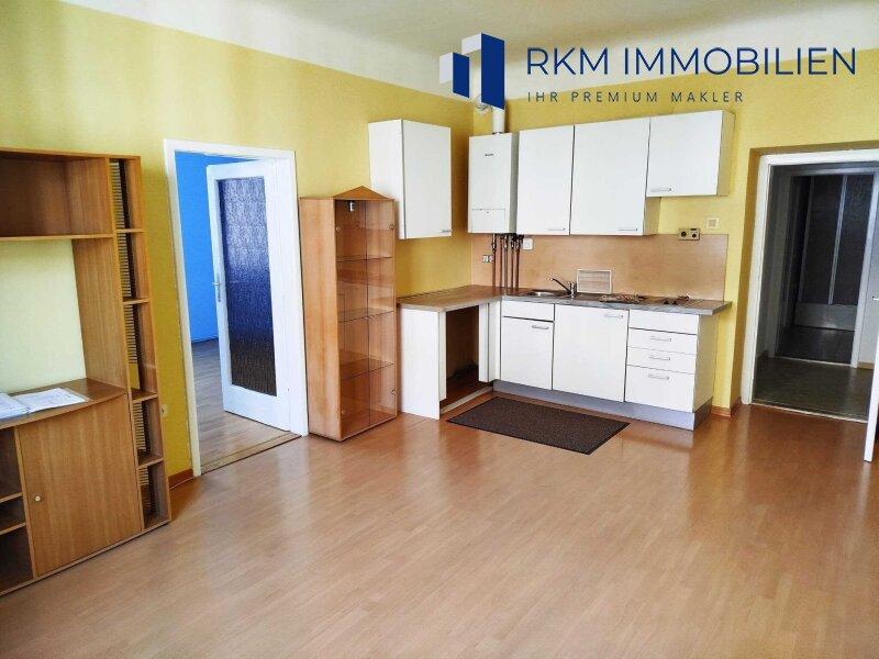 Wohnraum mit Küche und Fenster