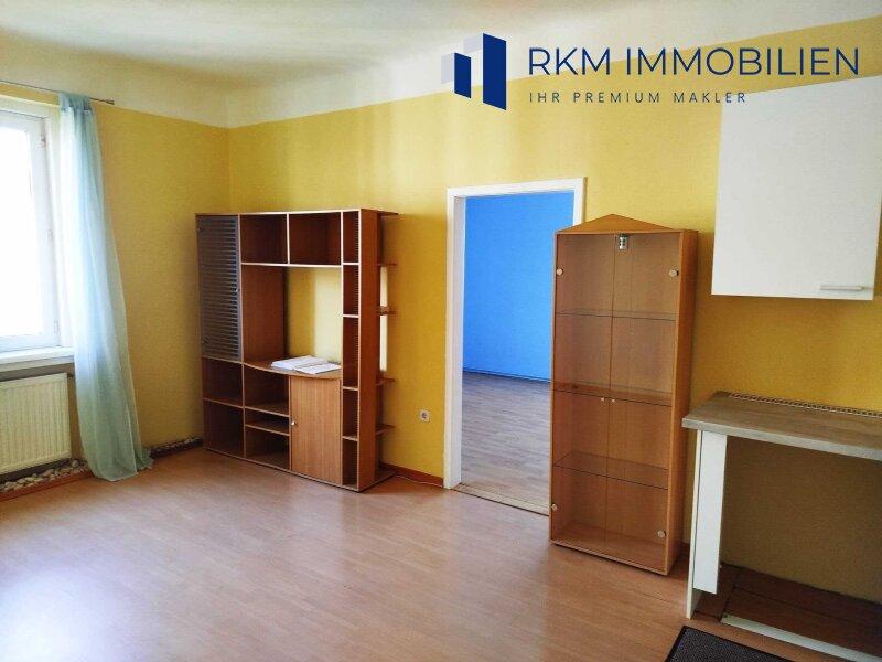 Wohnraum mit Küche und Fenster