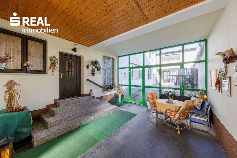 überdachte Einfahrt