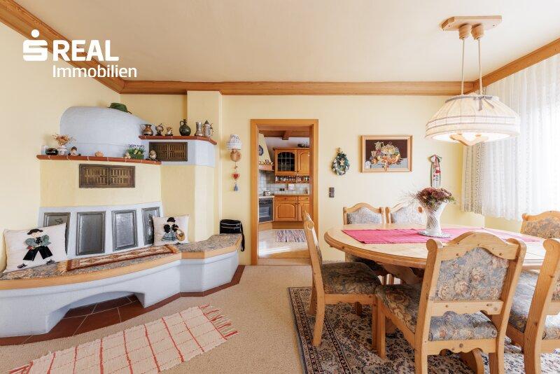 Essbereich mit Kachelofen OG