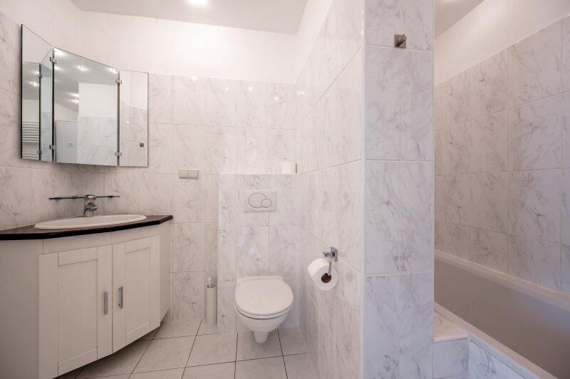 Bad mit Wanne und WC