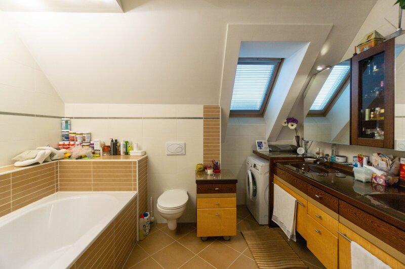 Badezimmer mit Wanne und WC